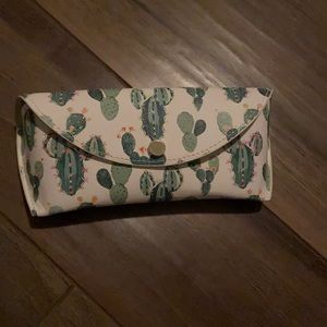 Cactus glasses pouch.